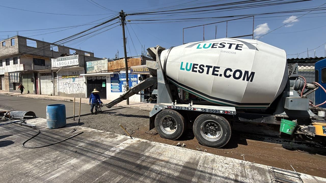 Colado de concreto con trabajadores en obra, CDMX
